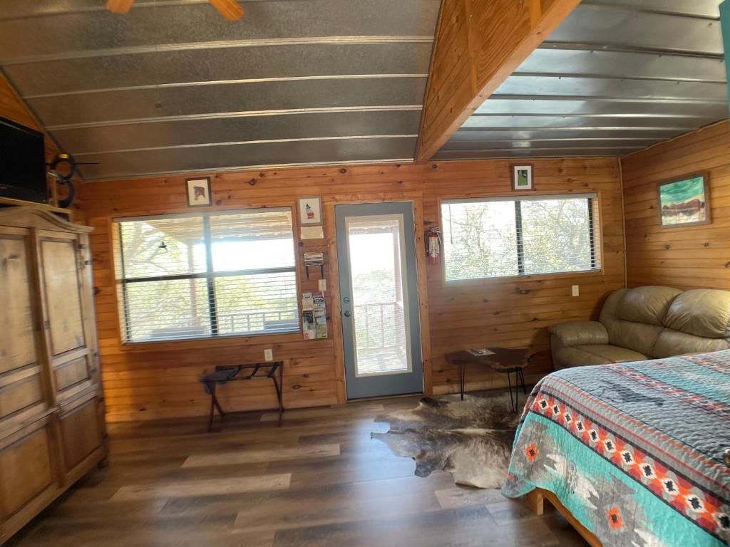 Walnut Canyon Cabins - Queen Cabin