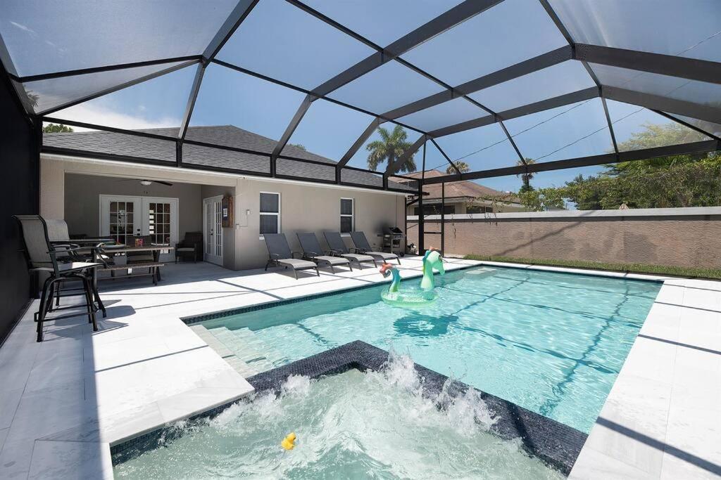ネープルズにあるNaples Villa with Salt water Poolの大きなガラス屋根のスイミングプール