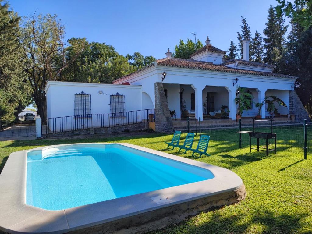 una piscina en el patio de una casa en El jardín del botánico en Hinojos