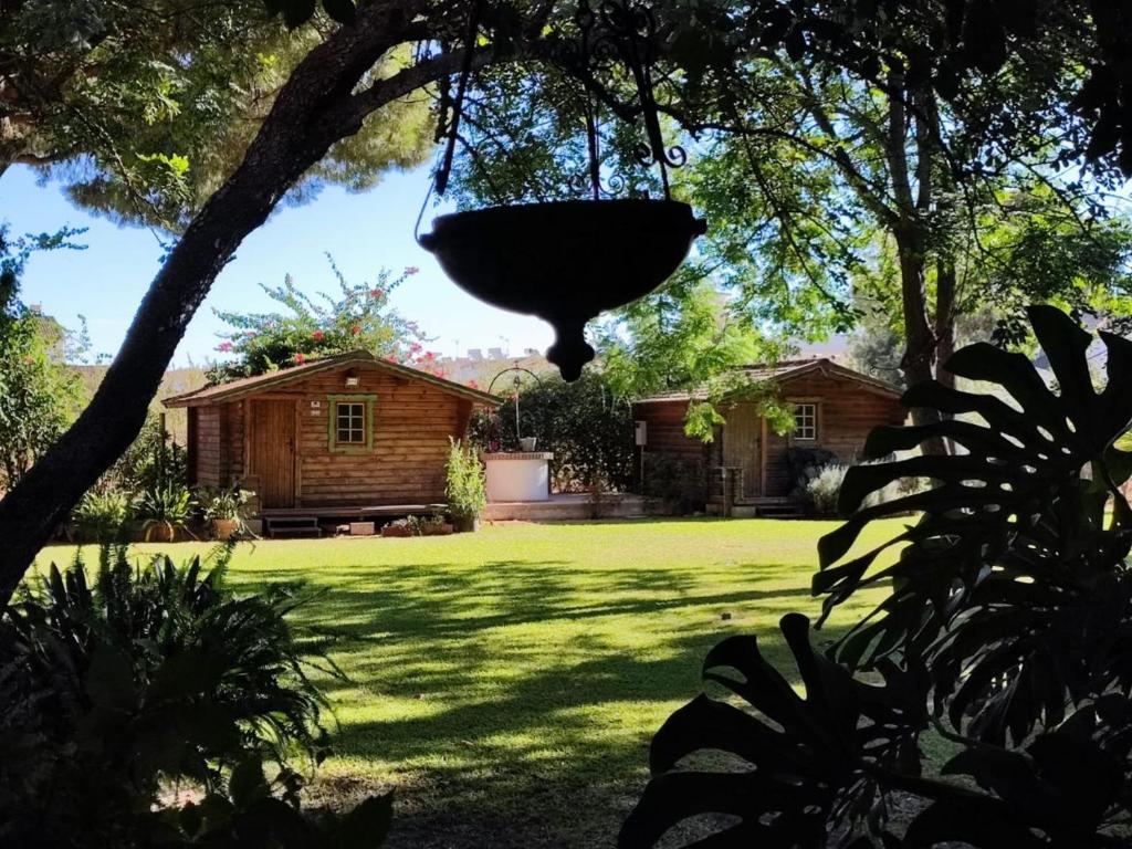 A garden outside El jardín del botánico