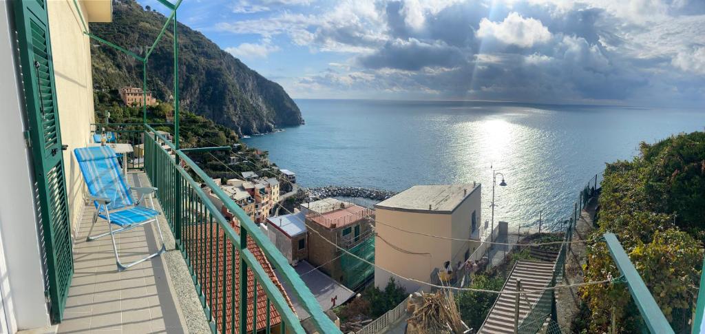 d'un balcon offrant une vue sur une étendue d'eau. dans l'établissement LASOMMO 1, à Riomaggiore