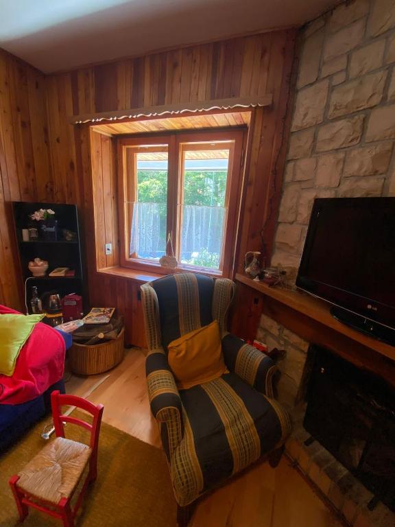 Telewizja i/lub zestaw kina domowego w obiekcie Appartamento incantevole e confortevole con Camino