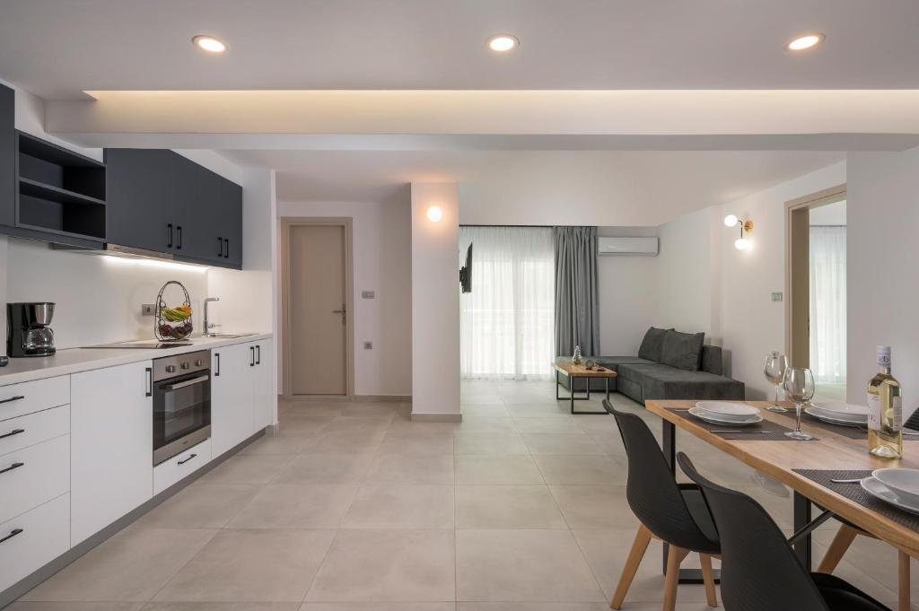 Kuchyň nebo kuchyňský kout v ubytování Quarters Luxury Apts