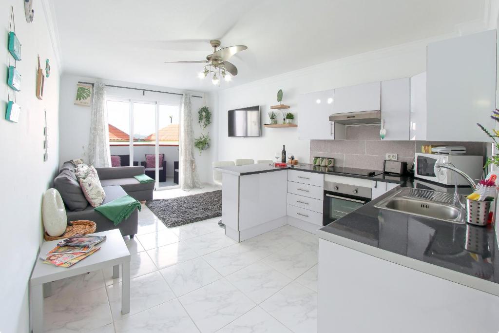 Kuchyň nebo kuchyňský kout v ubytování Gorgeous Los Diamantes Home