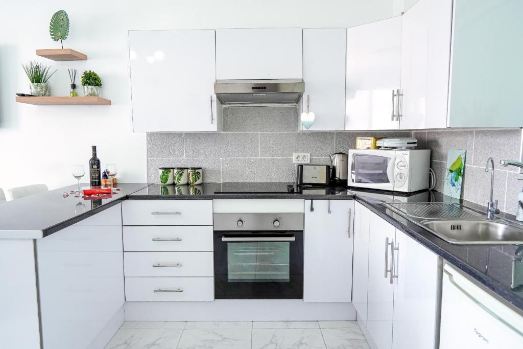 Kuchyň nebo kuchyňský kout v ubytování Gorgeous Los Diamantes Home