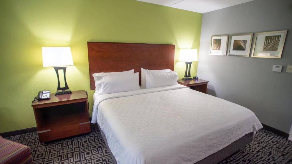 Holiday Inn Express Hickory - Hickory Mart by IHG photo