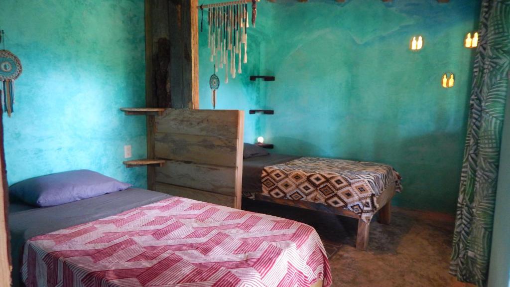 Casita Tonina في Ocosingo: غرفة نوم بسرير وطاولة