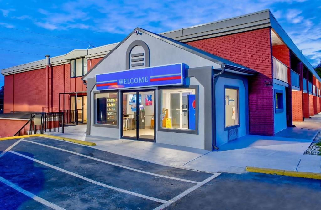 un estacionamiento vacío frente a una tienda en Motel 6-Gainesville, GA, en Gainesville