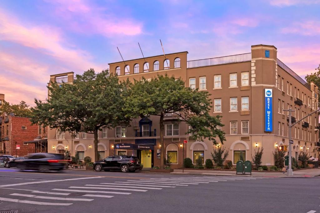 un edificio en una calle con coches aparcados delante en Best Western Gregory Hotel, en Brooklyn