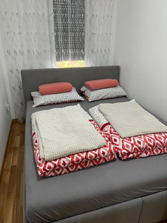 Postel nebo postele na pokoji v ubytování PANDORA APARTMAN CACAK