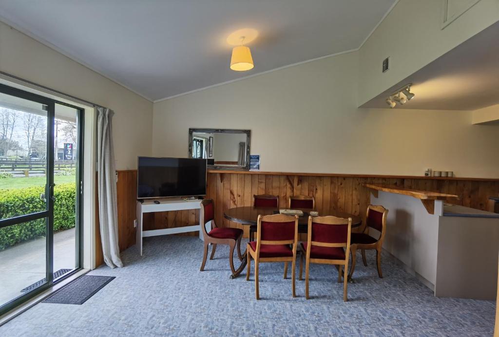 TV a/nebo společenská místnost v ubytování Mystery Creek Motel