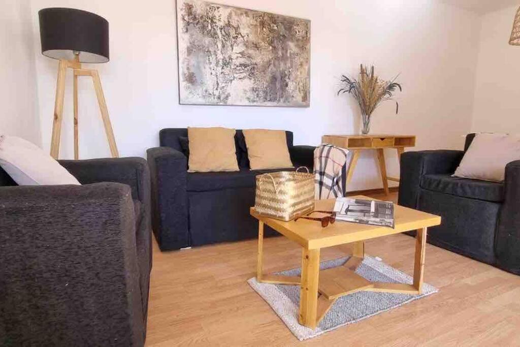 Sala de estar con sofás azules y mesa de centro en Maravilloso ,amplío, gran ubicación dpto nuevo en Godoy Cruz
