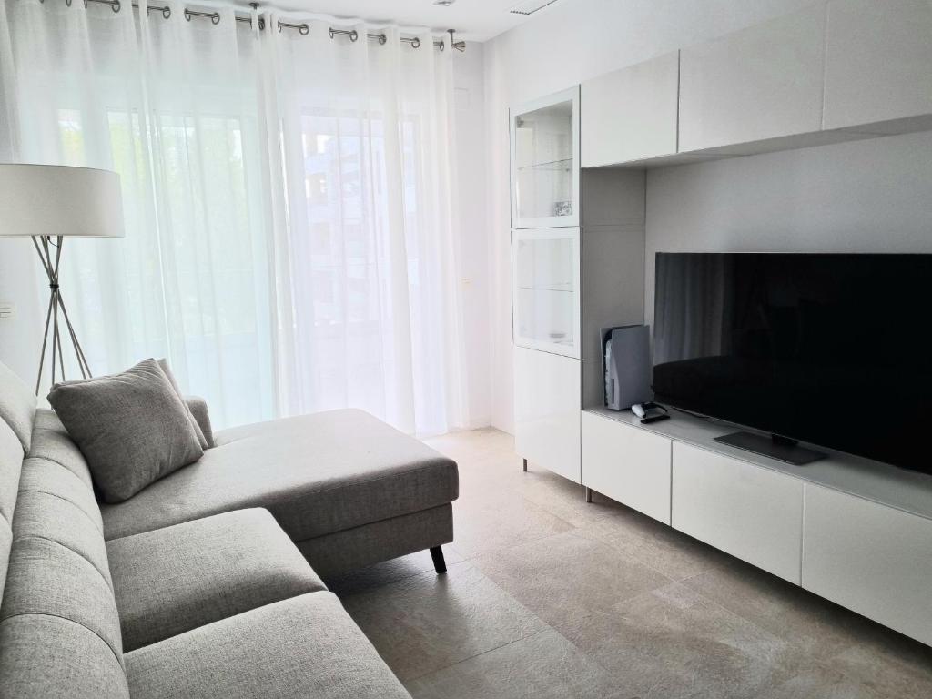 Televízia a/alebo spoločenská miestnosť v ubytovaní TOPLAGE Marbella Neubau Luxus-Apartment, Strand und Altstadt in Minuten zu Fuss