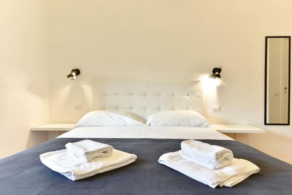 מיטה או מיטות בחדר ב-Stunning St.Peter's Apartment