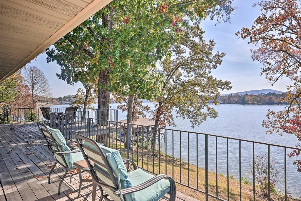 Lakefront Hot Springs Home with Hot Tub and Dock!, Hot Springs (updated