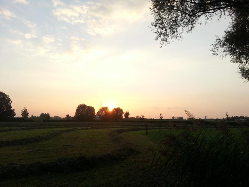 Východ nebo západ slunce při pohledu z bed and breakfast nebo okolí