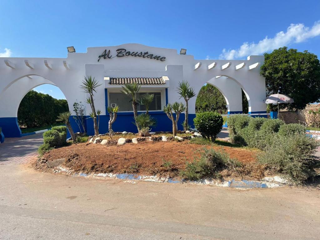 a white building with trees and bushes in front of it at Villa de rêves in Casablanca