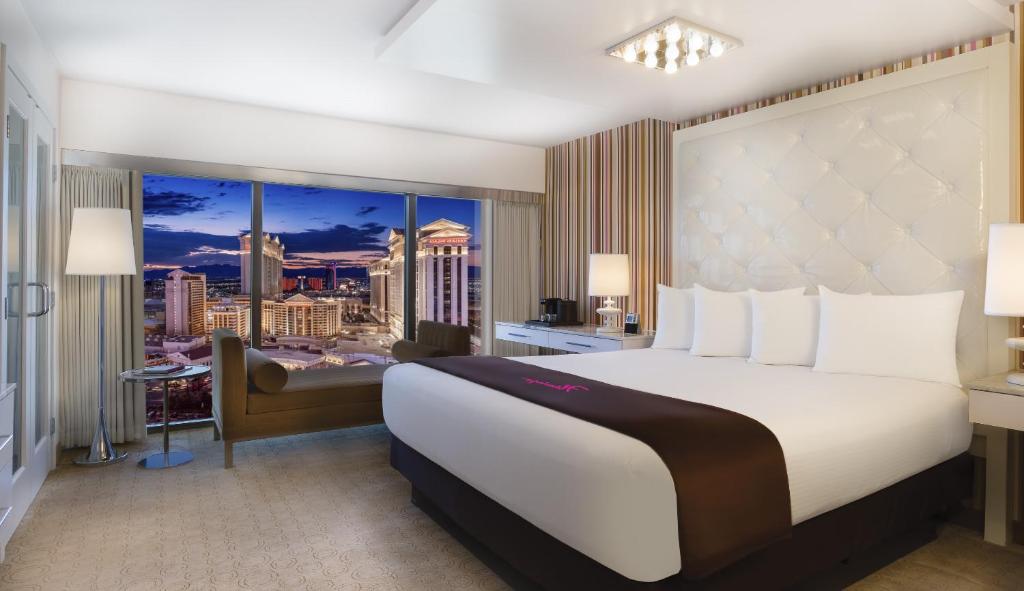 Letto o letti in una camera di Flamingo Las Vegas Hotel & Casino