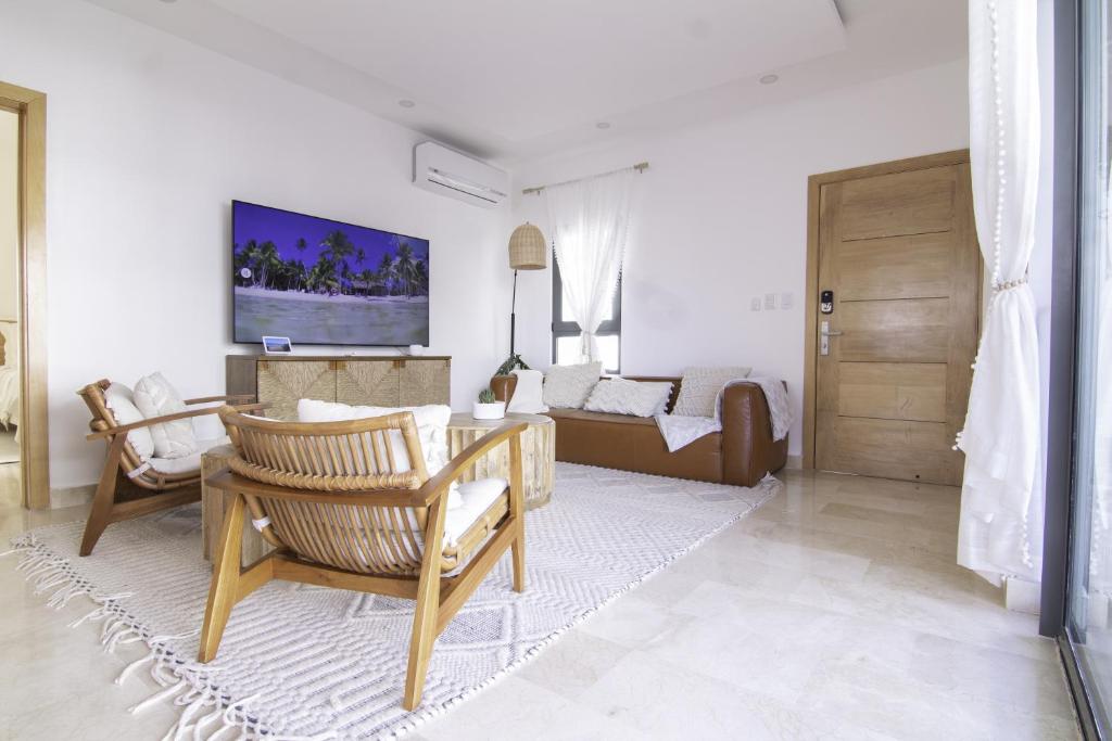 TV a/nebo společenská místnost v ubytování New Beachfront Penthouse