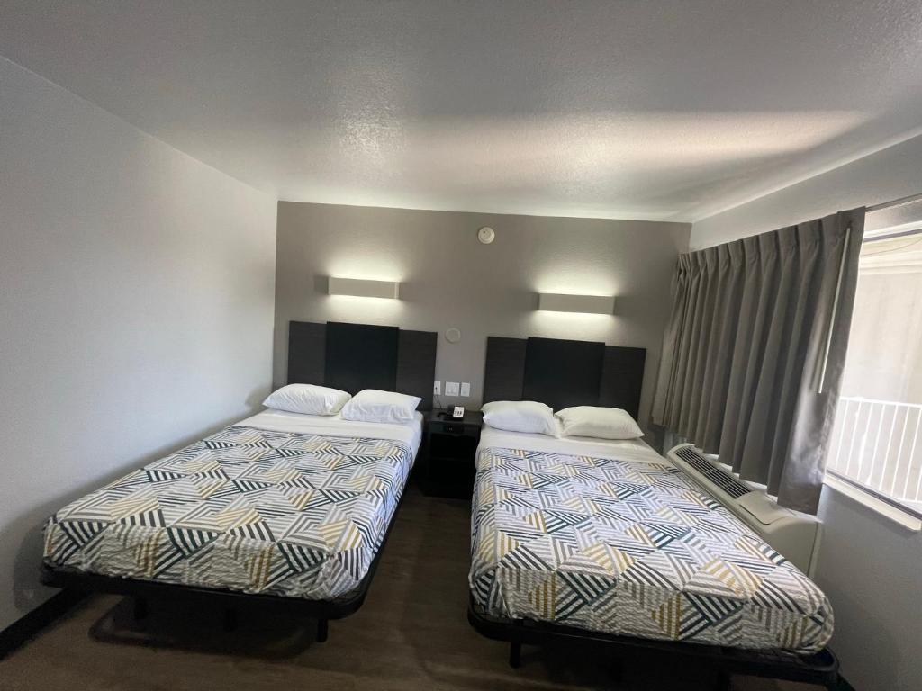 Motel 6 Denton, TX - UNT - Deluxe Double Room With Two Double Beds Smoking