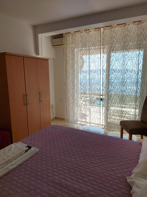Posteľ alebo postele v izbe v ubytovaní Apartment Podgora 11469a