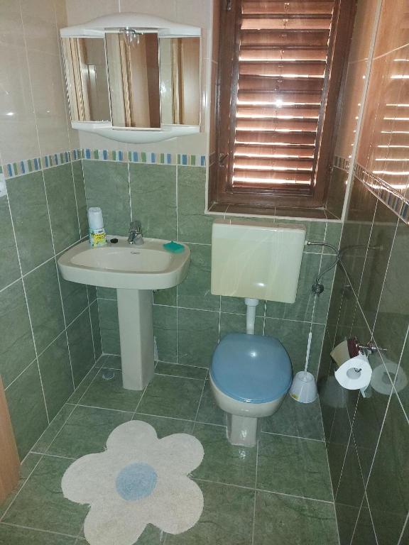Kúpeľňa v ubytovaní Apartment Podgora 11469a