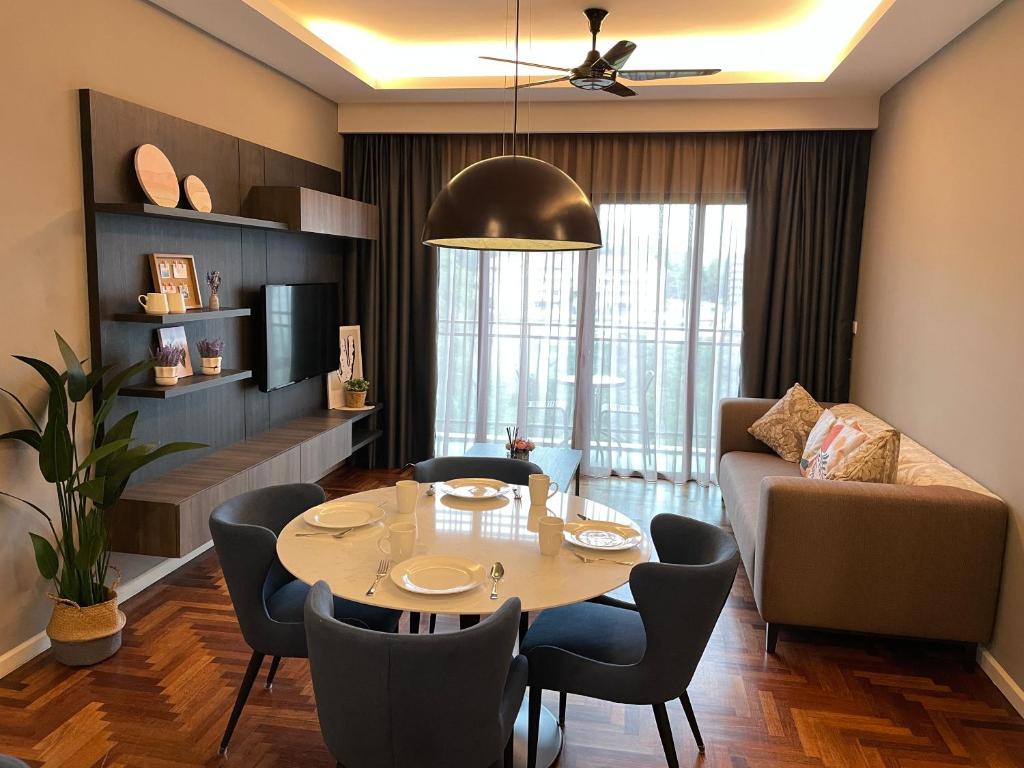 un soggiorno con tavolo e divano di LOVEly 2 bedrooms Premier Suite Vista FREE WIFI a Resorts World Genting