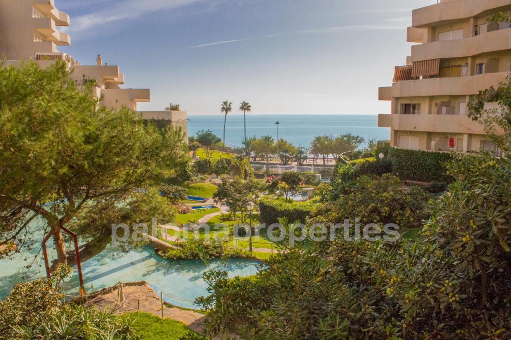 Fotografia z galérie ubytovania Benal Beach 2BDR beachfront apartment with water park v destinácii Benalmádena