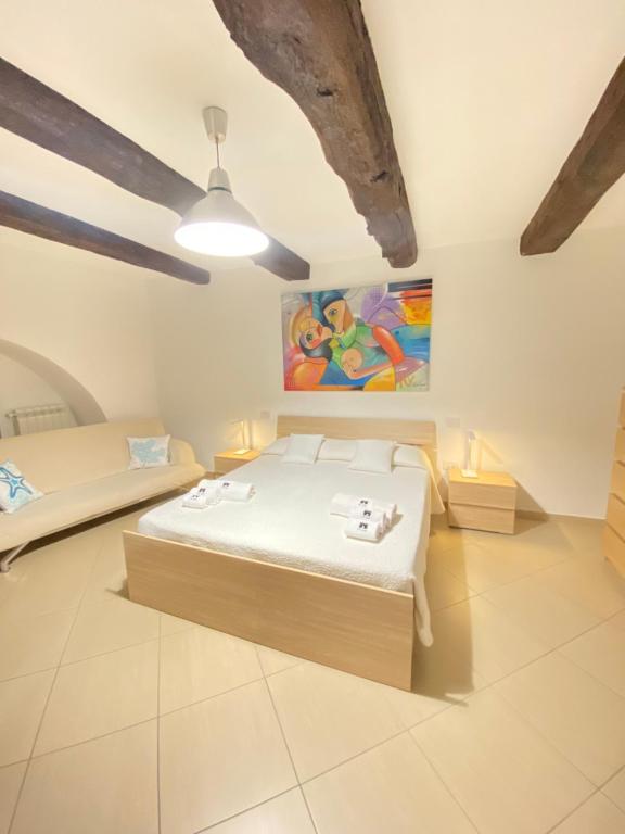 ein Schlafzimmer mit 2 Betten und einem Wandgemälde in der Unterkunft ChSuite & PrivateParking - Corso 18 Agosto - Apartment in Potenza