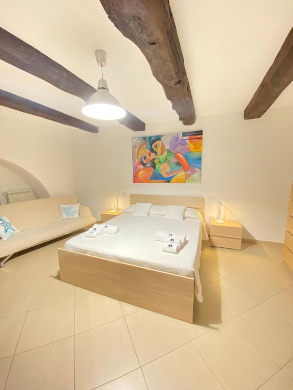 Postel nebo postele na pokoji v ubytování Ch Suite & PrivateParking - Corso 18 Agosto - Apartment