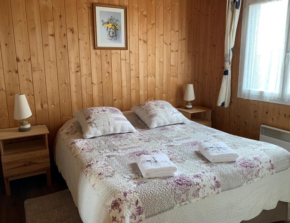 a bedroom with a bed with two towels on it at Havre de paix - chambres dhotes in Bellegarde-sur-Valserine