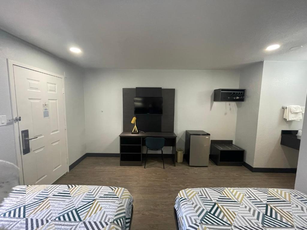 Motel 6 Denton, TX - UNT - Double Room With Two Double Beds - Non-Smoking