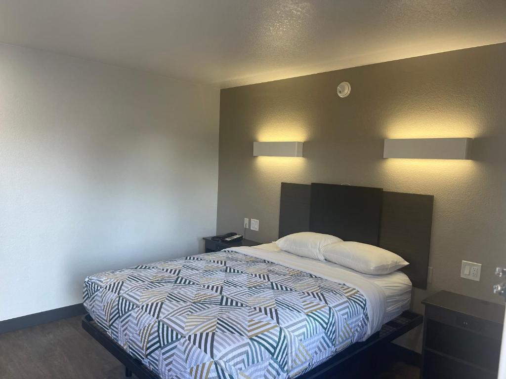 Motel 6 Denton, TX - UNT - Queen Room - Non-Smoking