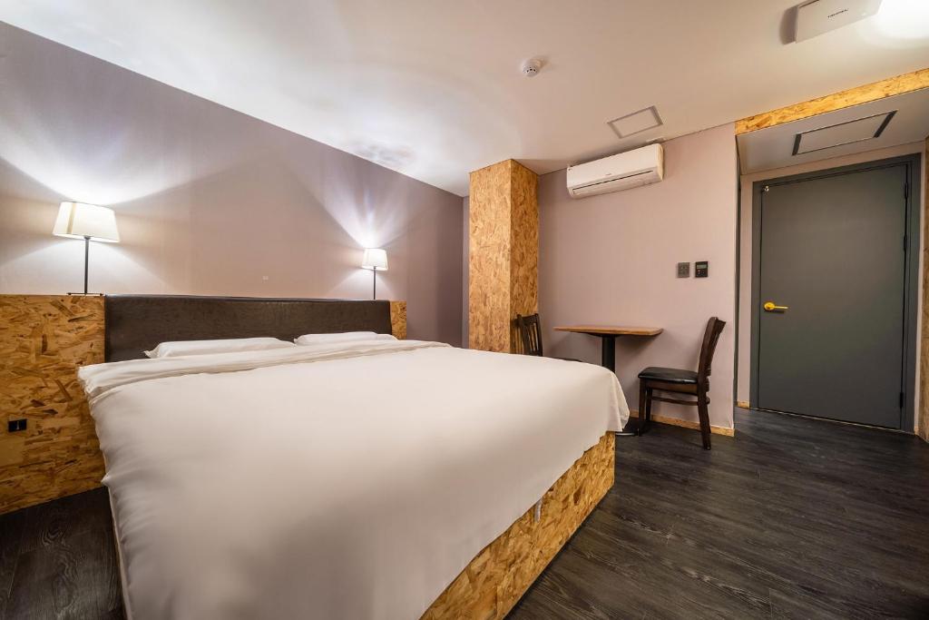 Postel nebo postele na pokoji v ubytování 26 HOTEL