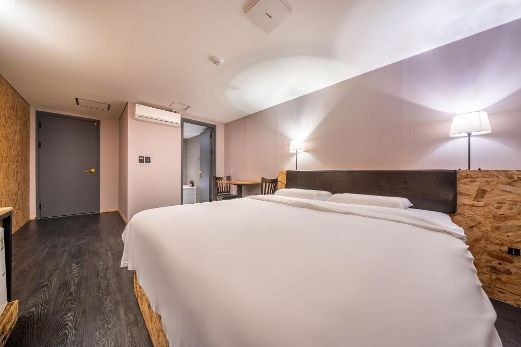 Postel nebo postele na pokoji v ubytování 26 HOTEL