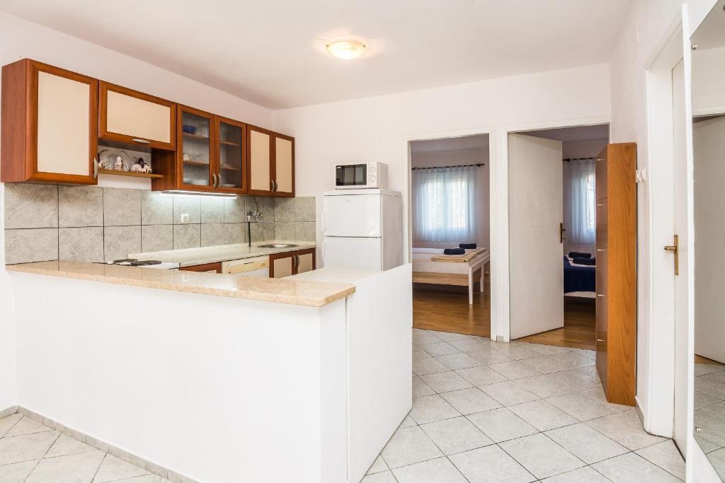 Kuchyňa alebo kuchynka v ubytovaní Apartments by the sea Vir - 18586