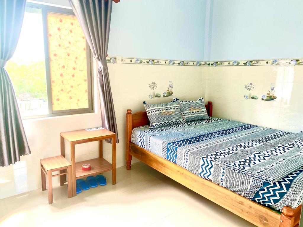 Un pat sau paturi într-o cameră la NHÀ NGHỈ TÂM AN