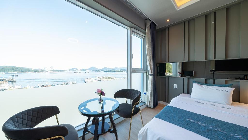 Výhled na řeku, která protéká v blízkosti hotelu