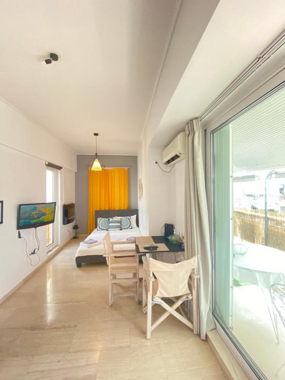- une chambre avec un lit, une table et des chaises dans l'établissement Lycabetus View Loft Downtown Kolonaki, à Athènes
