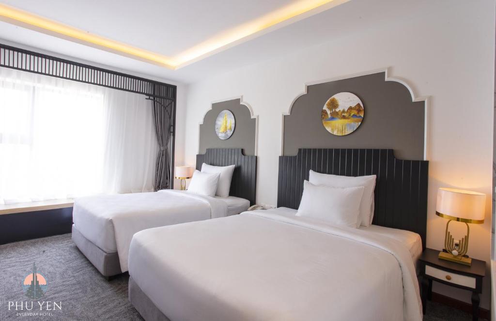 Ліжко або ліжка в номері PHÚ YÊN EVERYDAY HOTEL