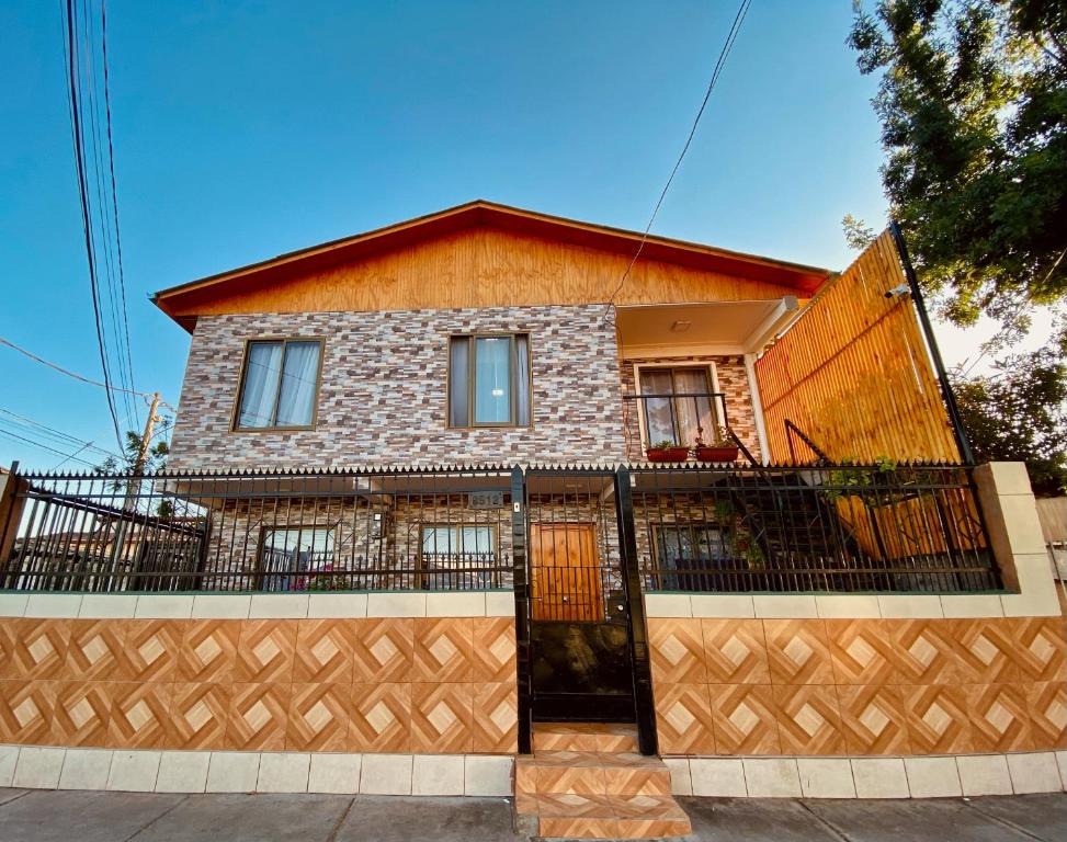 una casa con una recinzione di fronte di Hostal Familiar S&G a Santiago