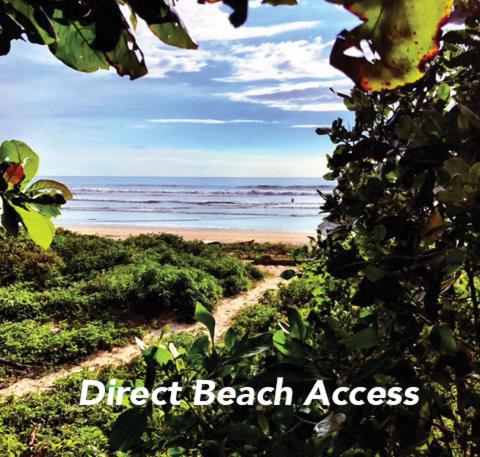 una playa con el océano y las palabras acceso directo a la playa en Iluminar Beachfront Suites, en Nosara
