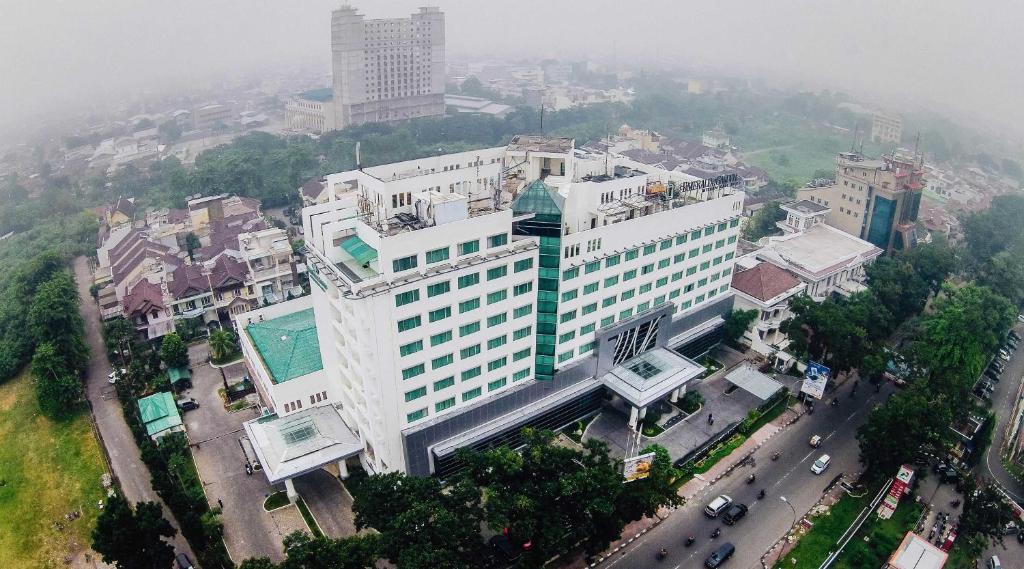 een uitzicht op een groot gebouw in een stad bij Emerald Garden International Hotel in Medan