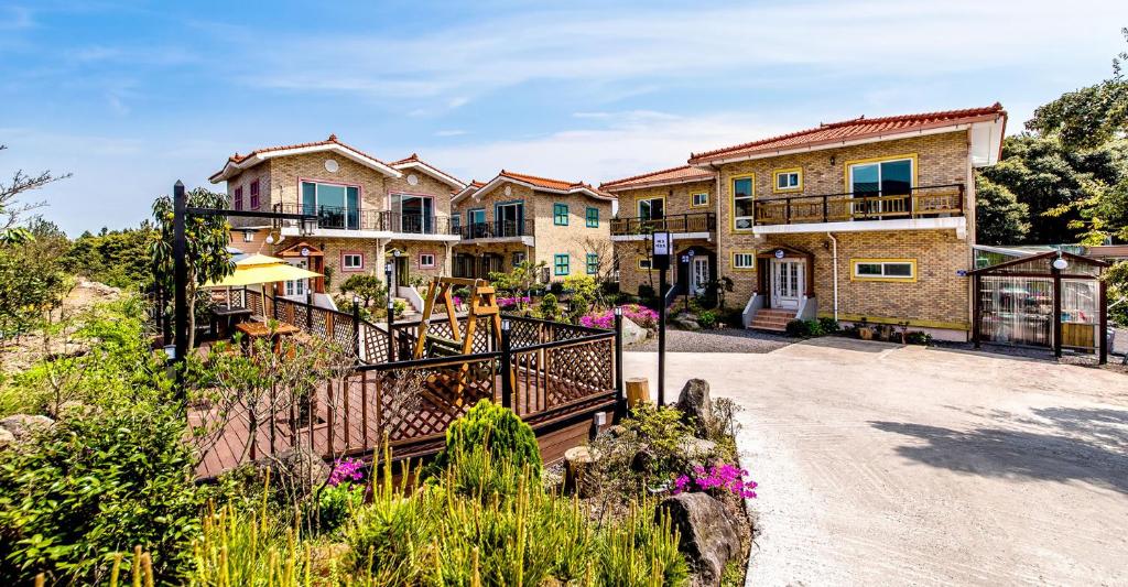 Cette grande maison dispose d'un balcon. dans l'établissement Eco Resort, à Seogwipo