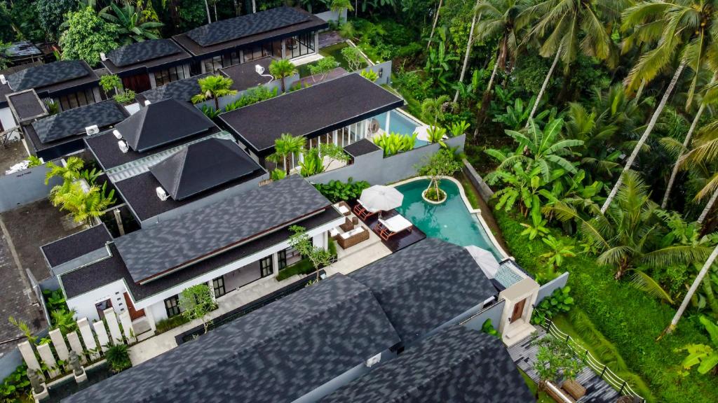 una vista aérea de una casa con piscina en Villa Hammock by BaliSuperHost, en Ubud