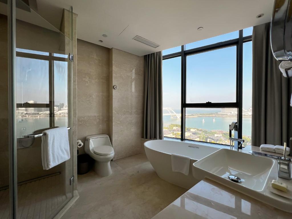 Koupelna v ubytování Wyndham Grand Plaza Royale Yuzhou Xiamen Wuyuan Bay