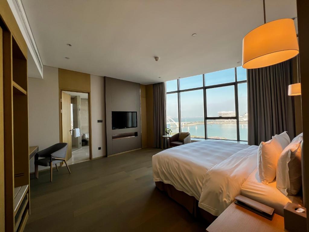 Postel nebo postele na pokoji v ubytování Wyndham Grand Plaza Royale Yuzhou Xiamen Wuyuan Bay