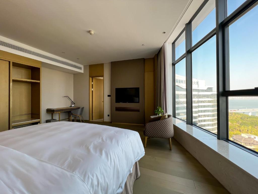 Postel nebo postele na pokoji v ubytování Wyndham Grand Plaza Royale Yuzhou Xiamen Wuyuan Bay