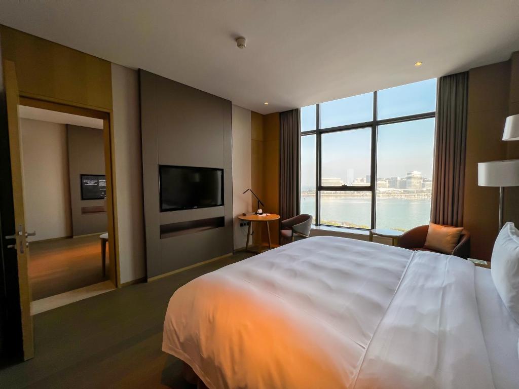 Postel nebo postele na pokoji v ubytování Wyndham Grand Plaza Royale Yuzhou Xiamen Wuyuan Bay