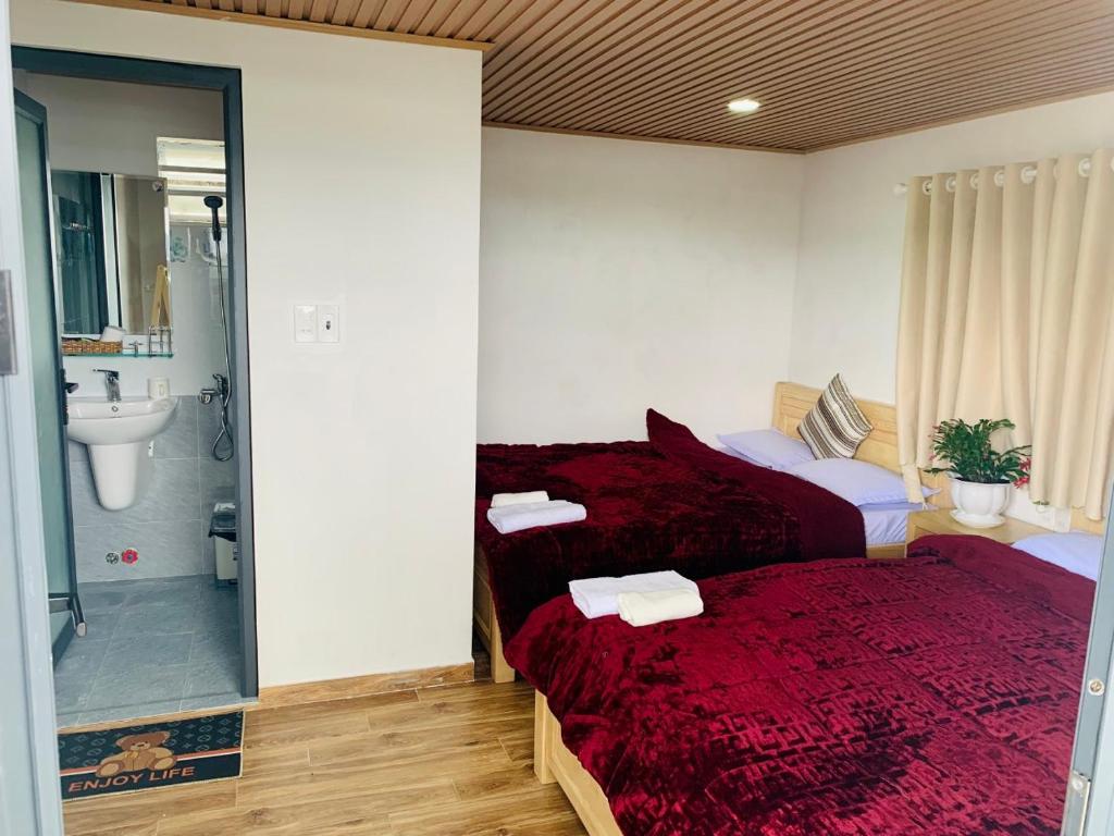 Giường trong phòng chung tại Ngọc Nguyên Homestay